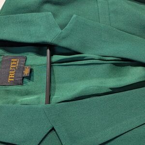 Truth Green Blazer with Emerald Hue and Textured Fabric
